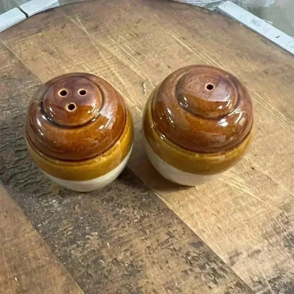 Vintage  Brown & White Pottery Salt & Pepper Shakers - Picture 2 of 4